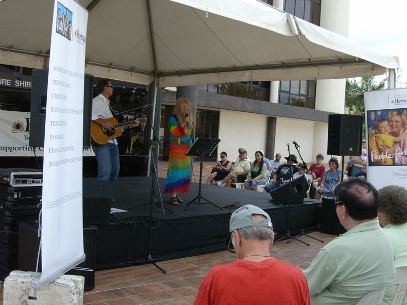 Download1_incl_Glenys_singing_29July07_028